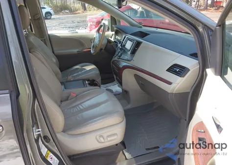 2013 Toyota Sienna Xle 7 Passenger z USA, uszkodzony, nr VIN 5TDDK3DC5DS057055